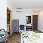 Apinelo Tower Πανσιόν 4*