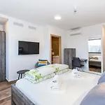 Apinelo Tower Πανσιόν