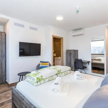 Apinelo Tower בית הארחה