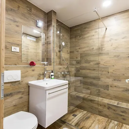 Gostinjska kuća Apinelo Tower 4*